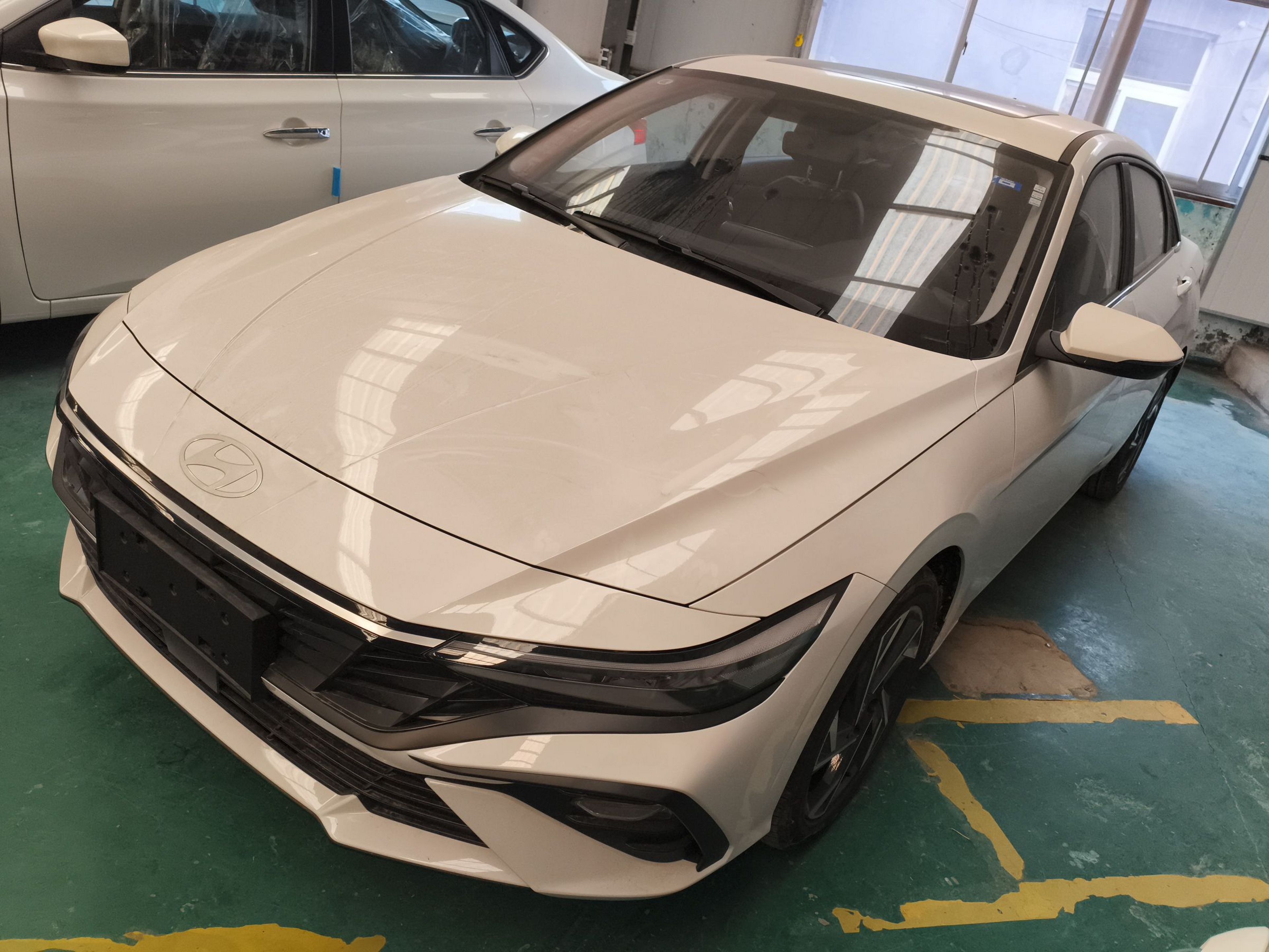 Под передней частью автомобиля