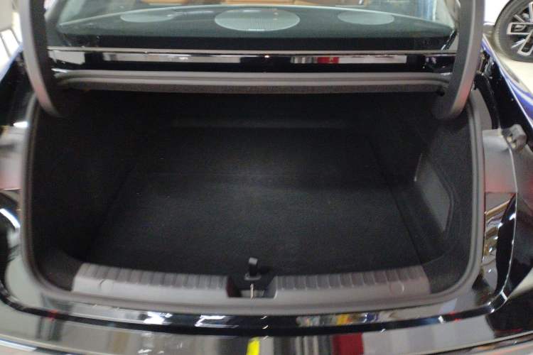 Used  Galaxy 8 2025 130km EM-i Deluxe Edition
