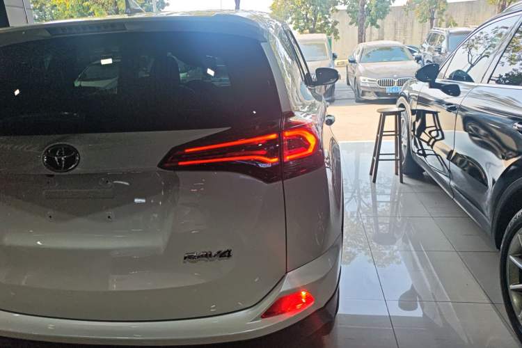 Used Toyota RAV4 2016 2.0L CVT Two-Wheel Drive Fashion Edition China V Standard
