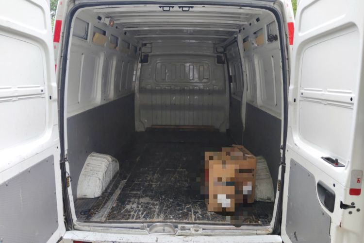 Used SAIC MAXUS Xintu V80 2023 2.0T Manual Classic City Delivery King Long Wheelbase Mid-Roof 3-Seater
