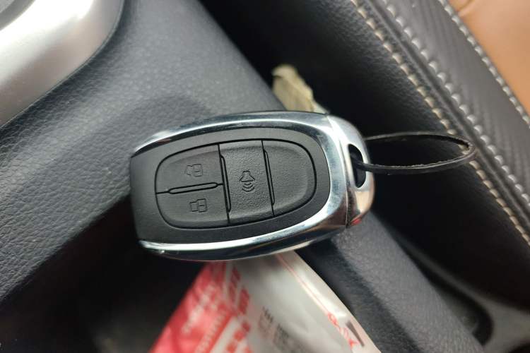 Used SAIC MAXUS T70 2021 2.0T Diesel Manual Two-Wheel-Drive Elite Version with Long Bed and High Ground Clearance