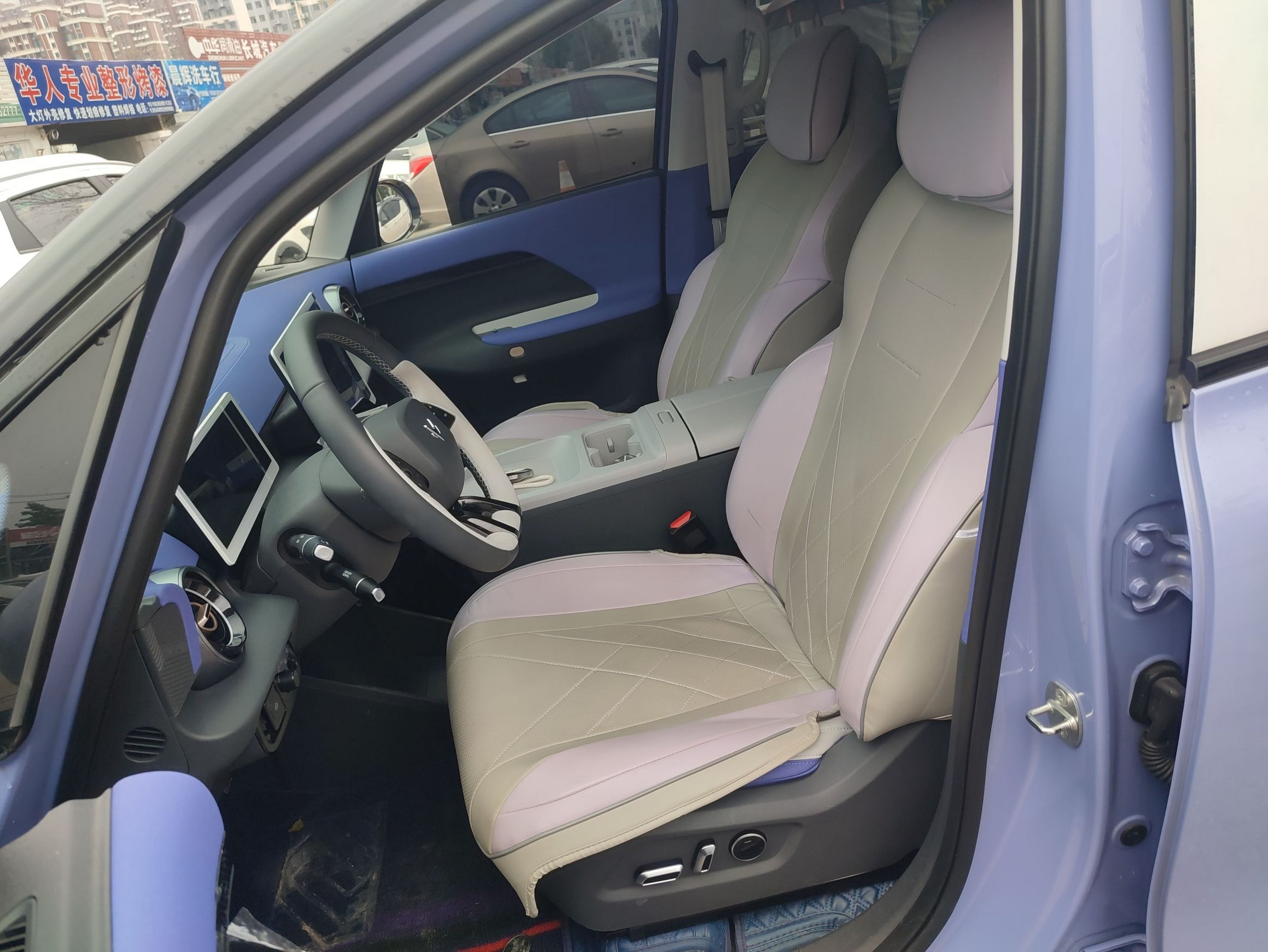 Переднее сиденье в автомобиле