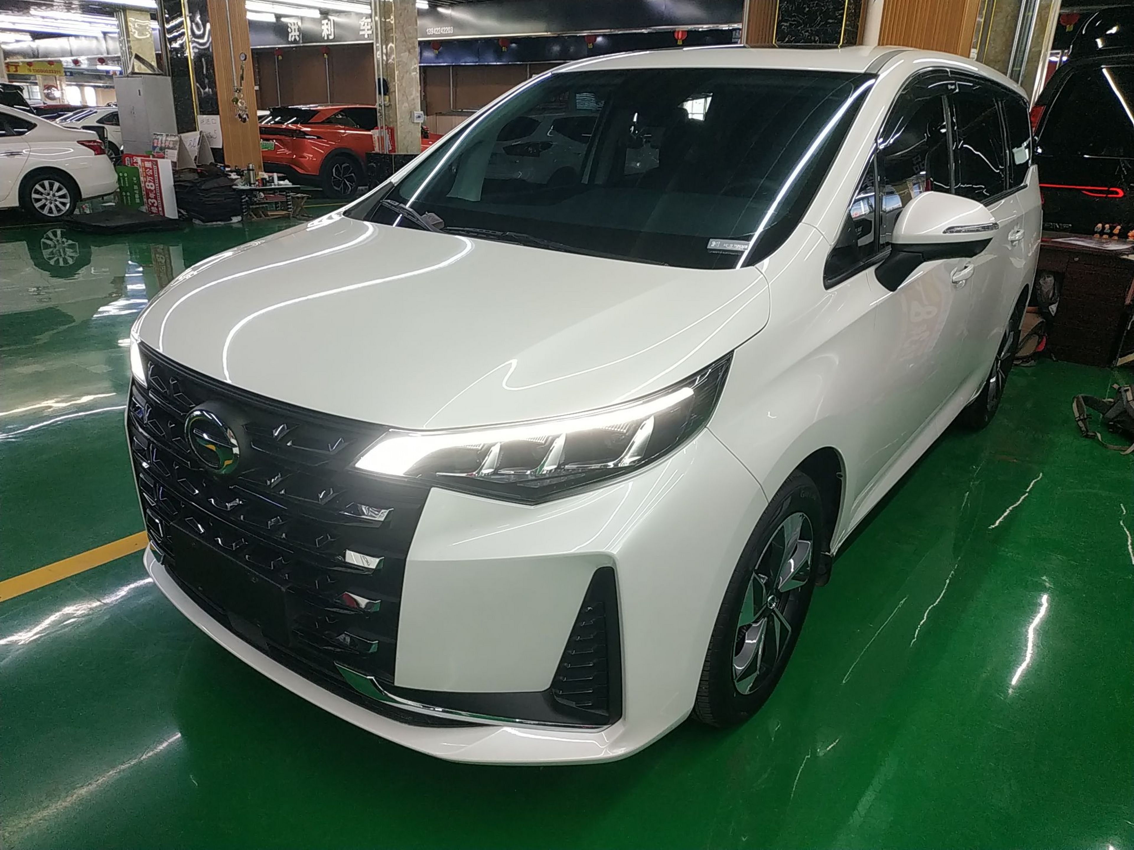 تحت مقدمة السيارة