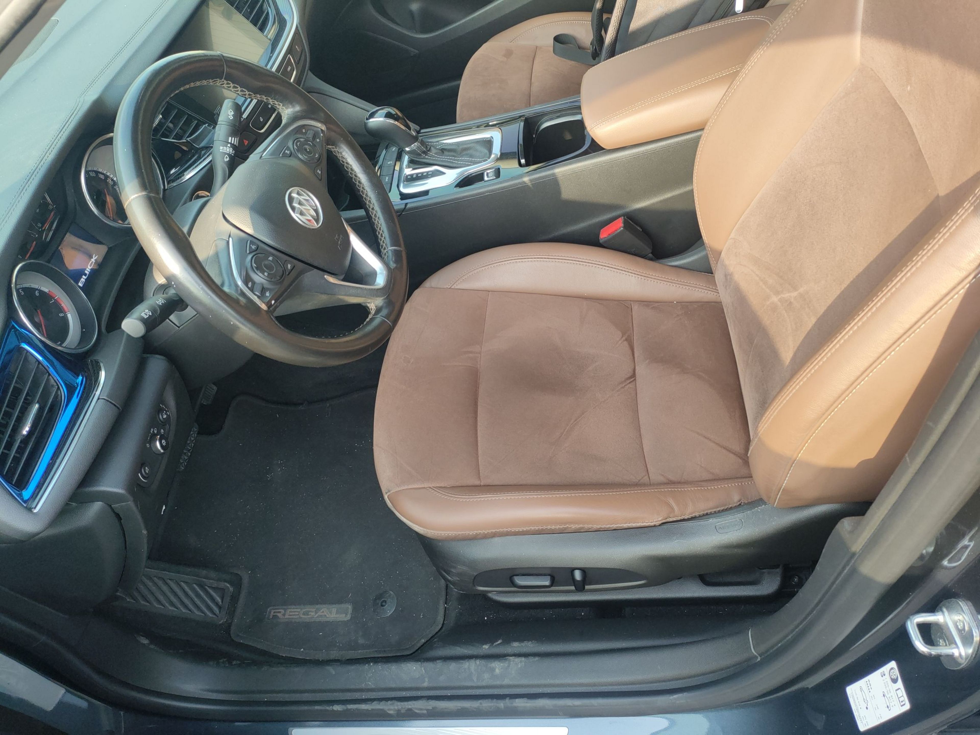 Переднее сиденье в автомобиле