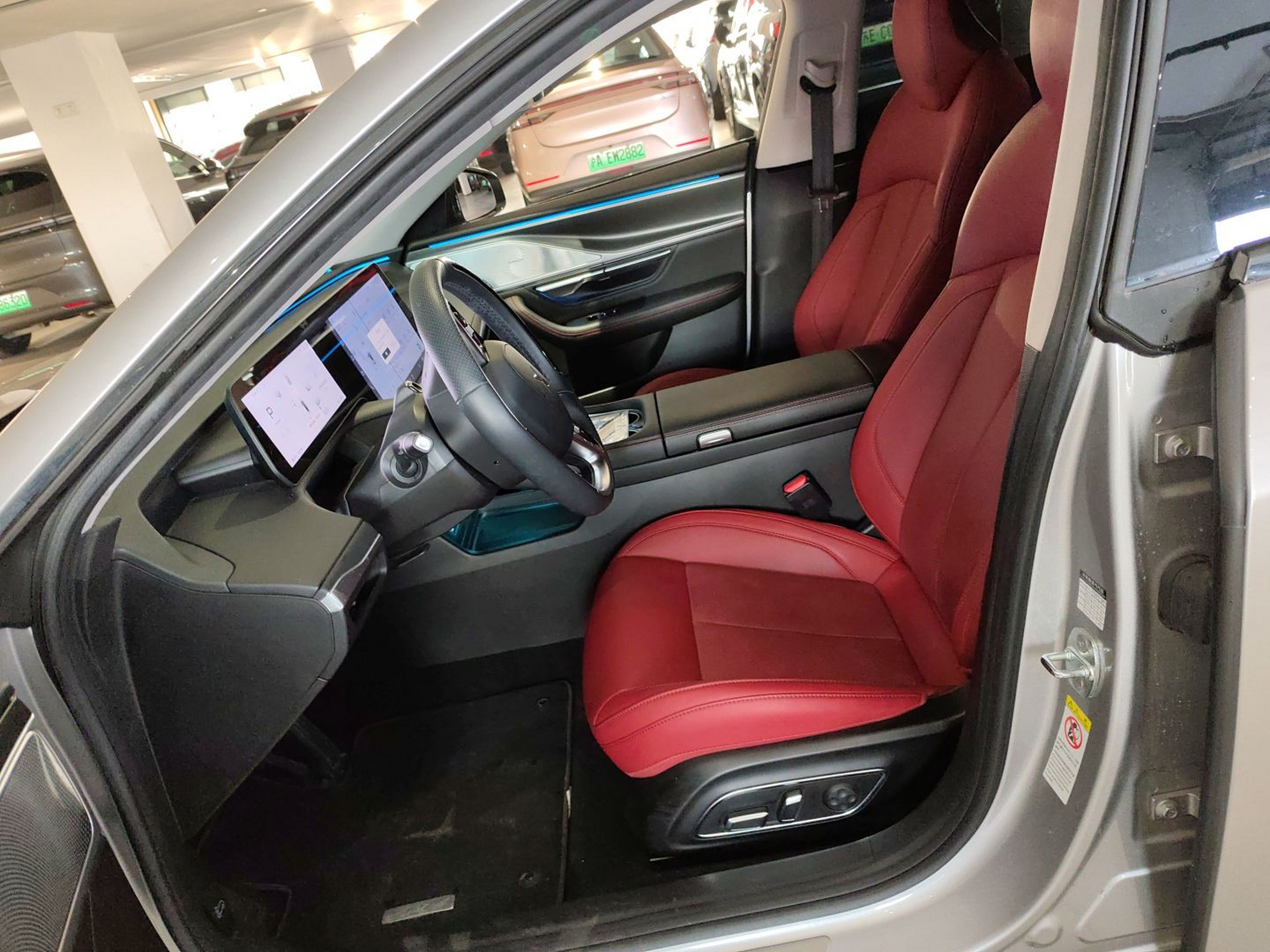 المقاعد الأمامية داخل السيارة