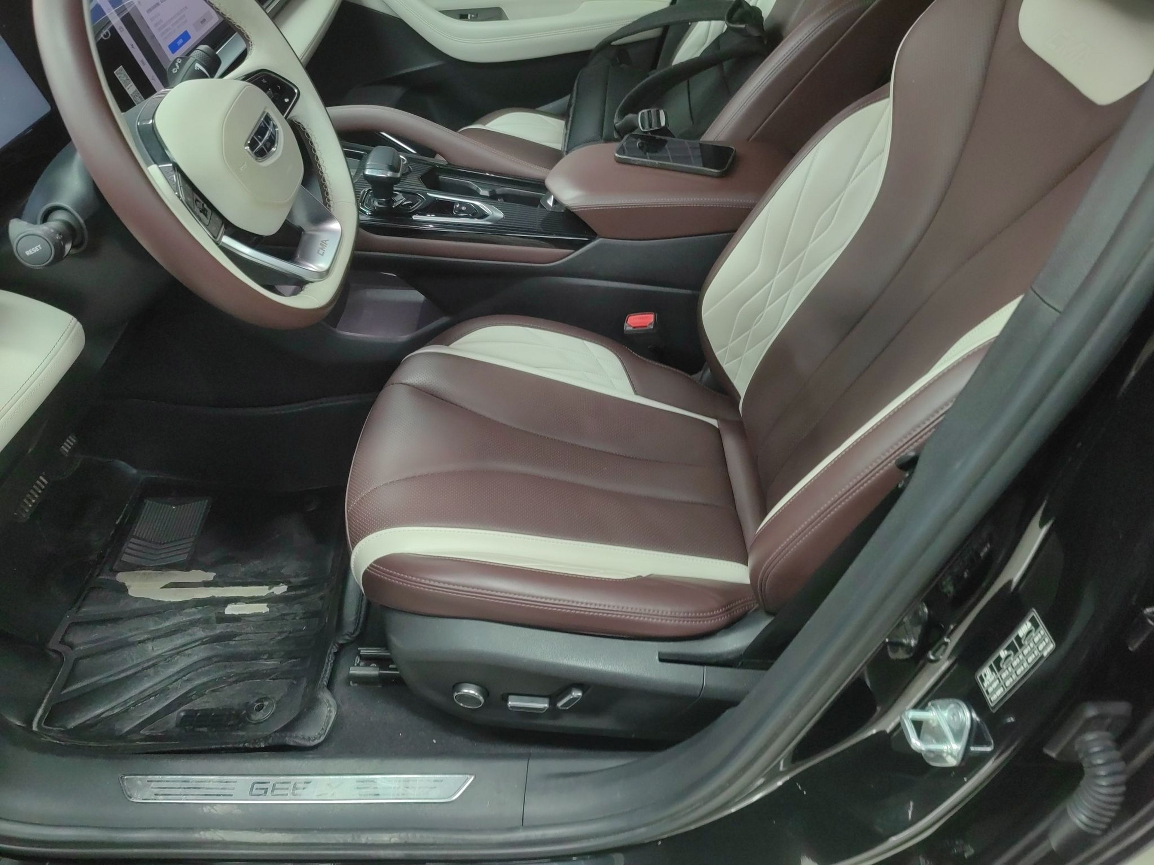 Переднее сиденье в автомобиле