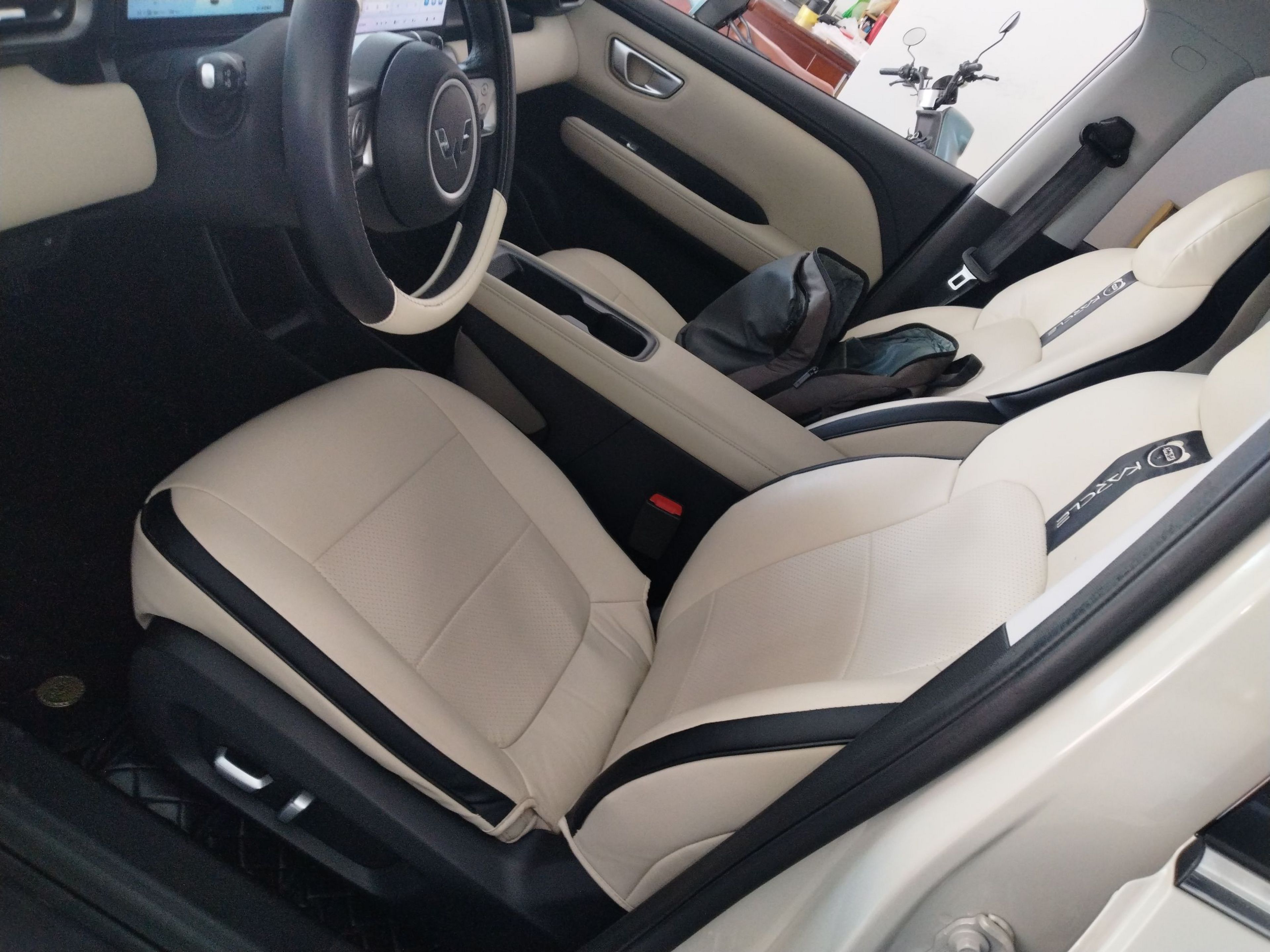 المقاعد الأمامية داخل السيارة