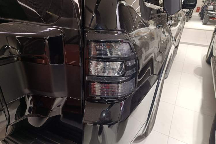 Used Mitsubishi Pajero 2018 V97 3.8L 5-Door GLS Sunroof Dual Differential – Middle East
