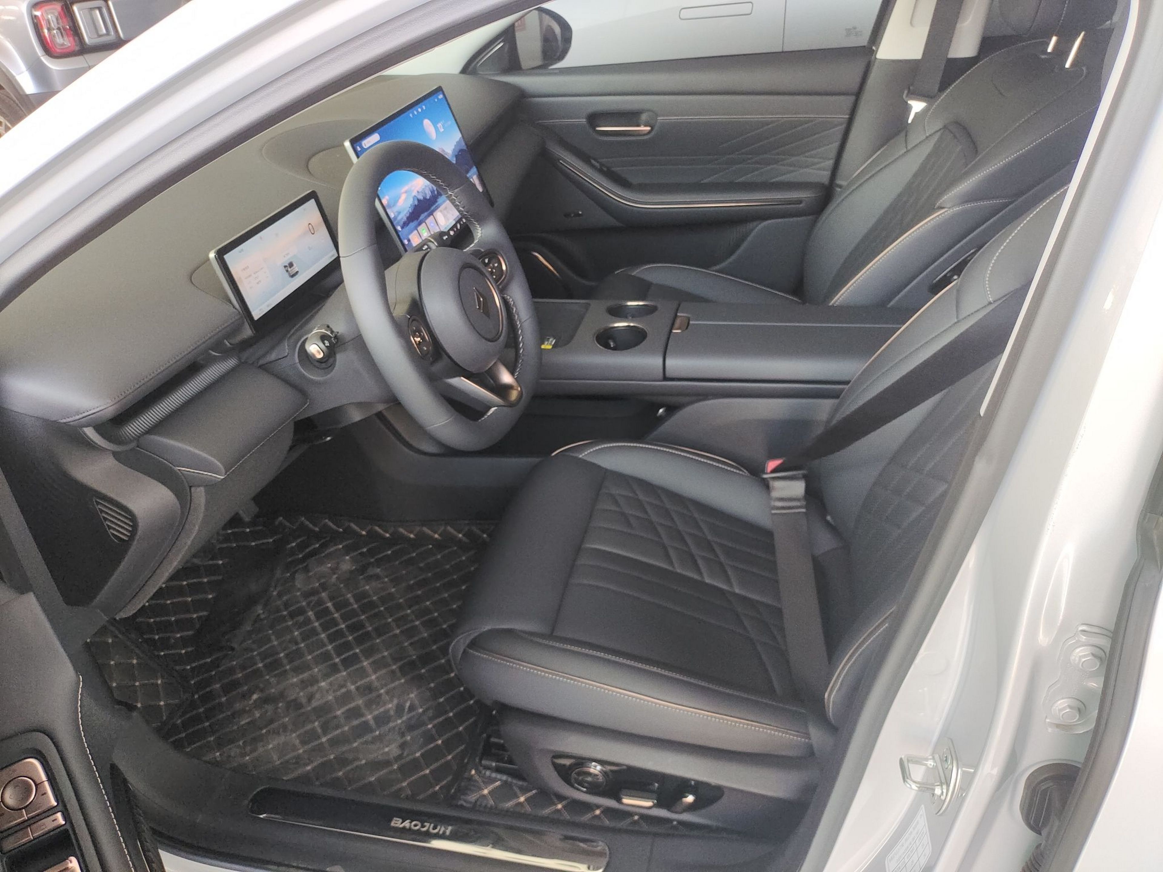 المقاعد الأمامية داخل السيارة