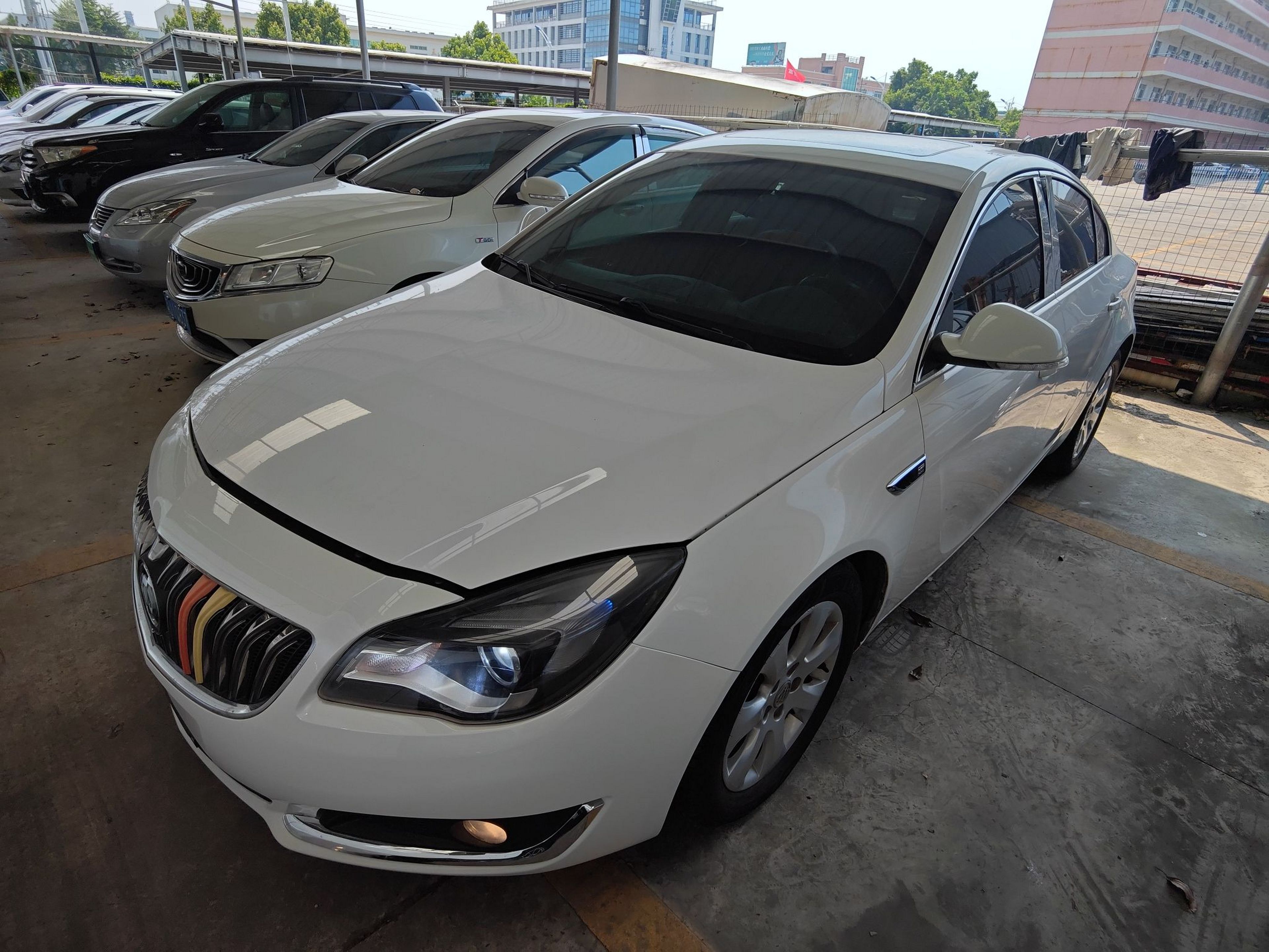 تحت مقدمة السيارة