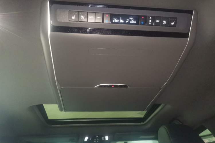 Used Toyota Sienna 2024 2.5L Hybrid Luxury Edition