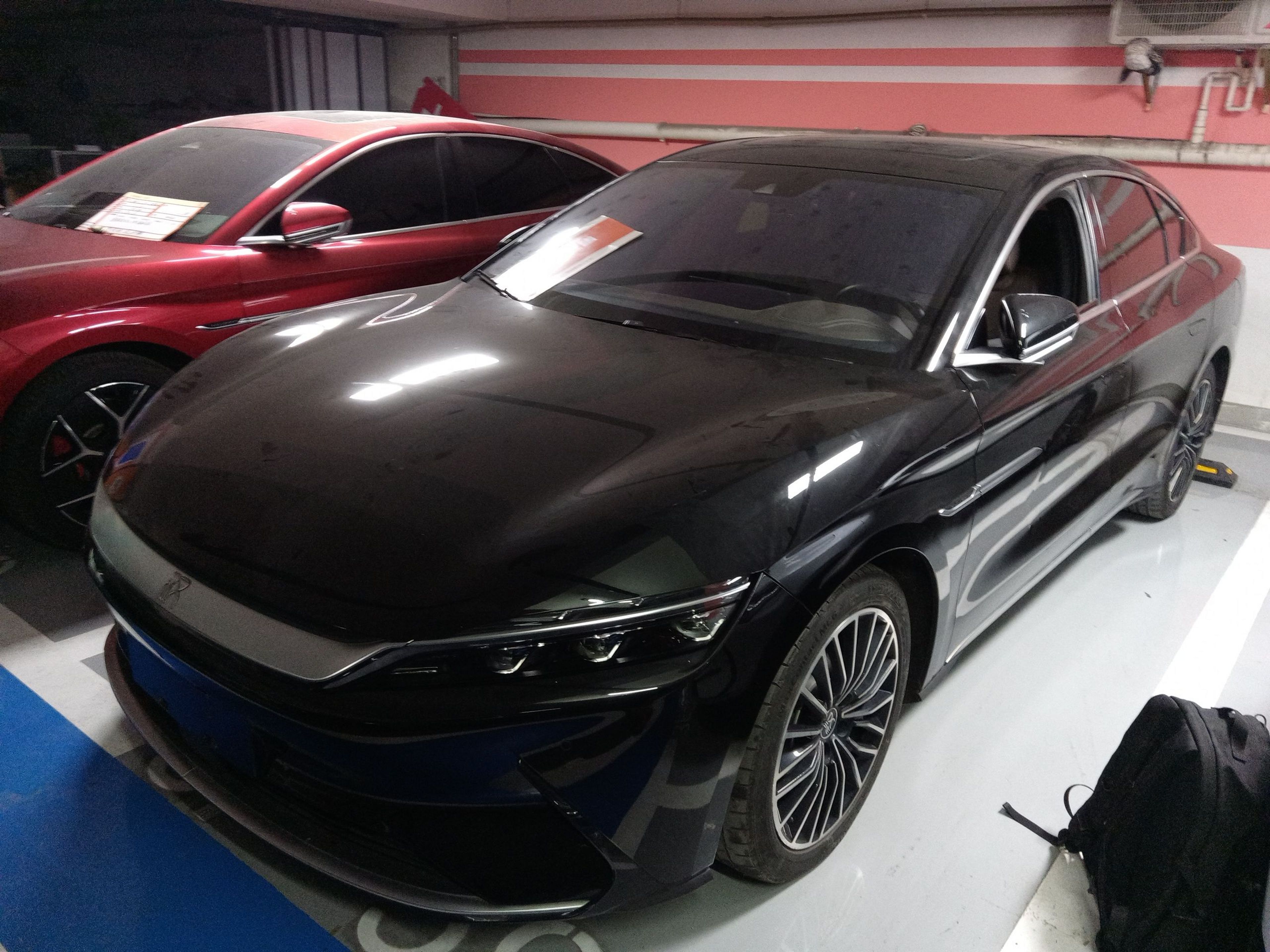 Под передней частью автомобиля