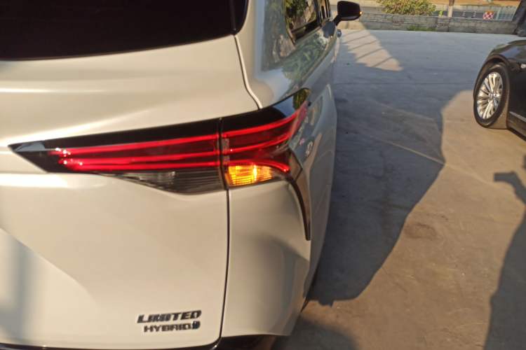 Used Toyota Sienna 2023 2.5L Hybrid Deluxe Edition