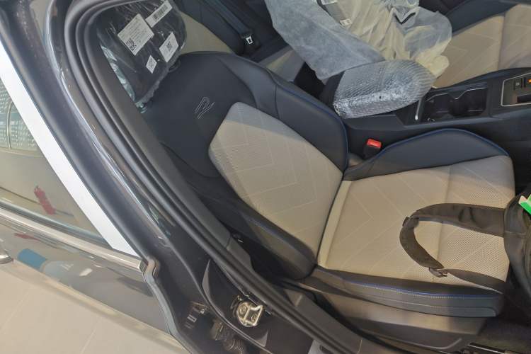 Used Volkswagen Golf 2025 Facelifted II 300TSI R-Line
