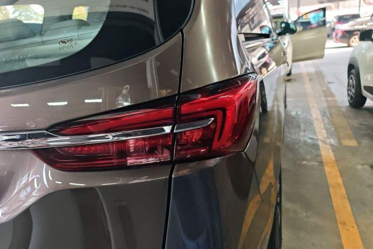 Used Buick GL8 2023 Land Executive Class Comfort Model
