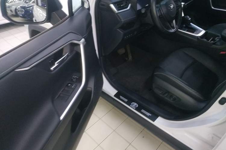 Used Toyota RAV4 2023 2.0L CVT Two-Wheel Drive 20th Anniversary Platinum Edition
