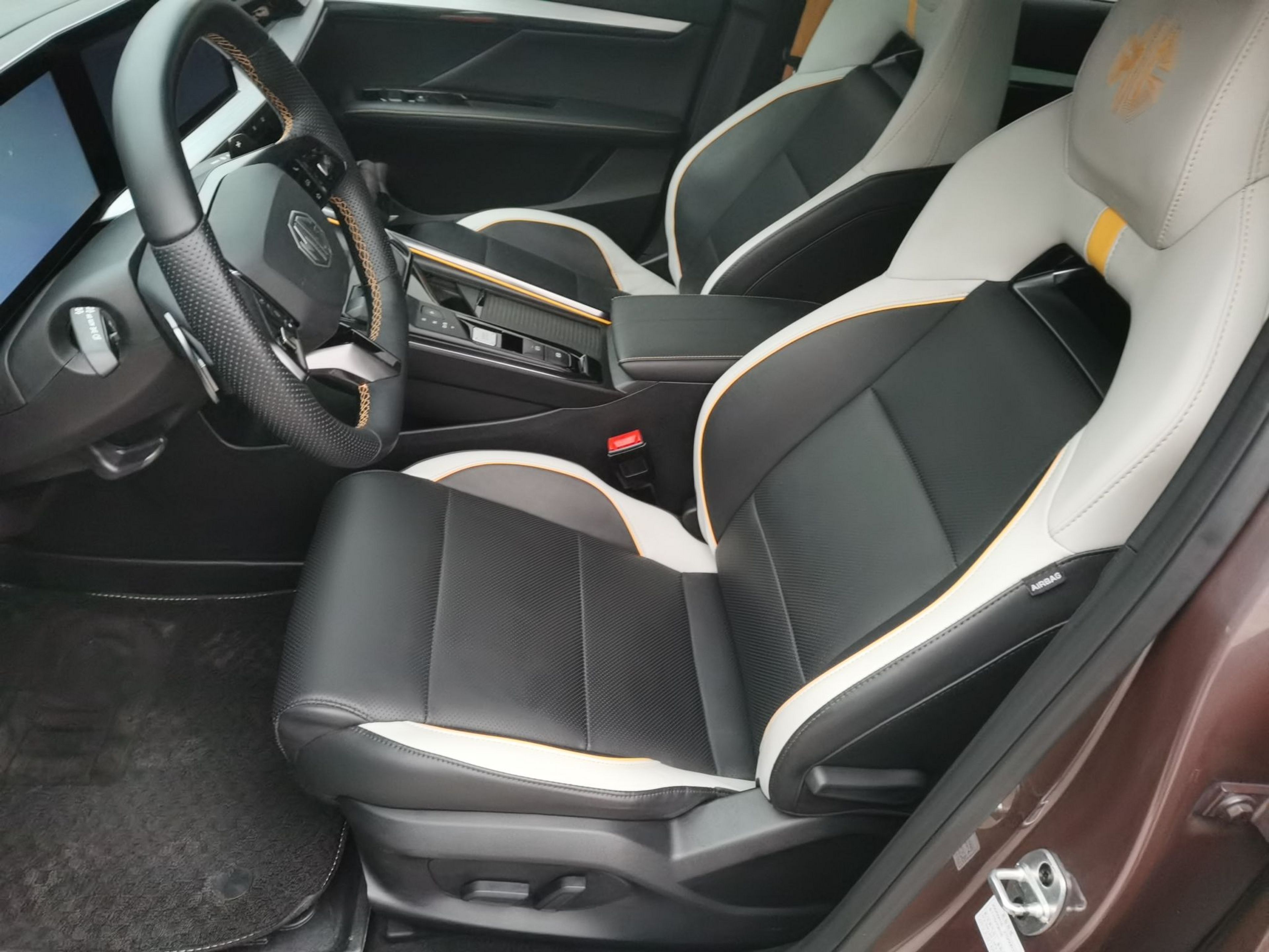 المقاعد الأمامية داخل السيارة