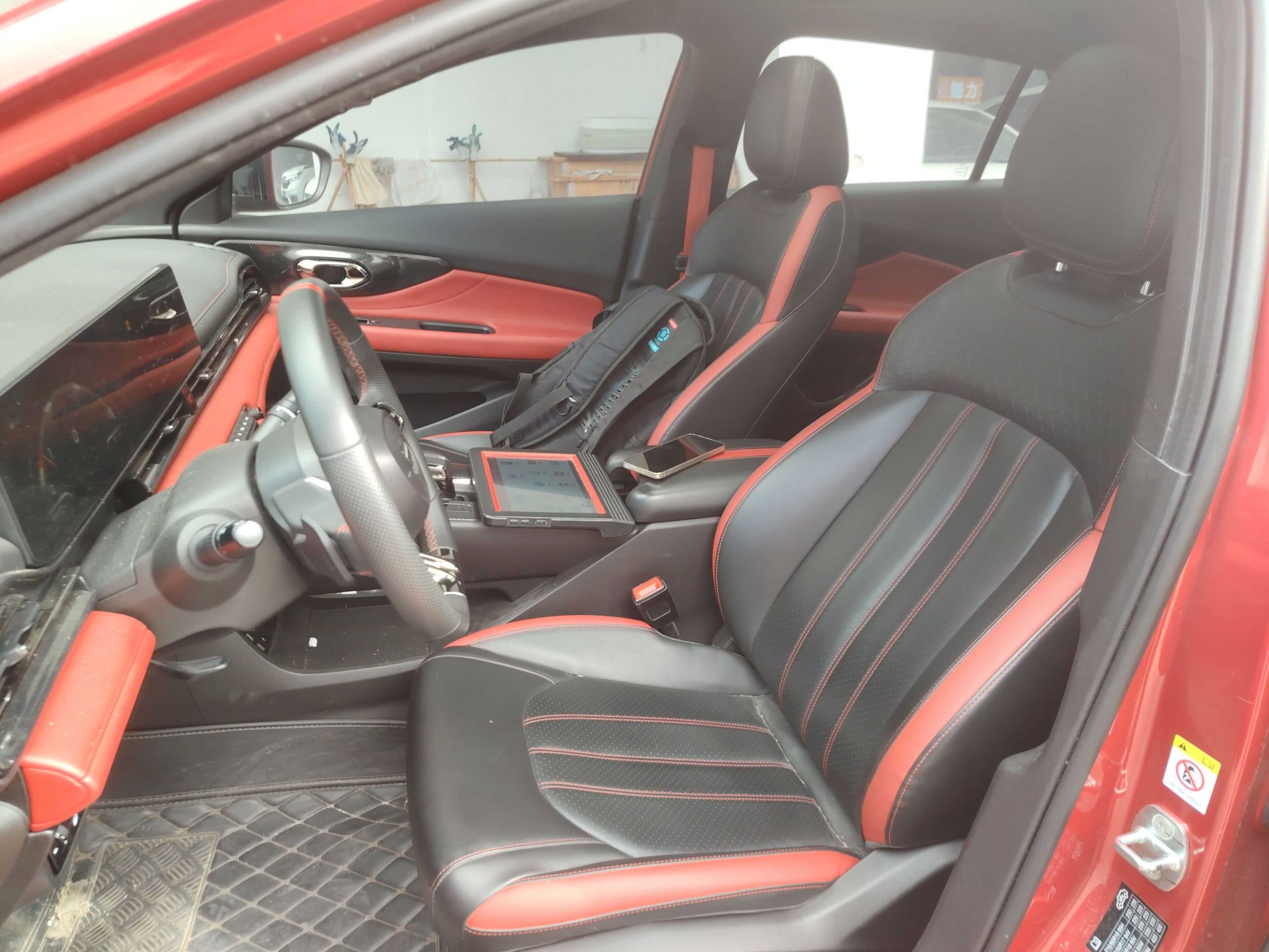 المقاعد الأمامية داخل السيارة