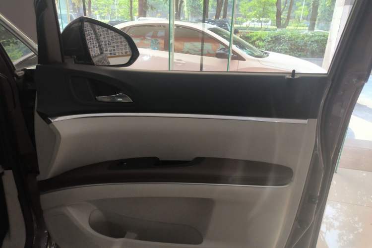 Used Buick GL8 2023 Land Executive Class Comfort Model
