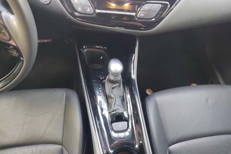 Used Toyota IZOA 2018 2.0L Yichi Version China VI Standard