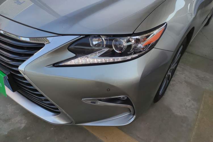 Used Lexus ES 2015 300h Comfort Edition
