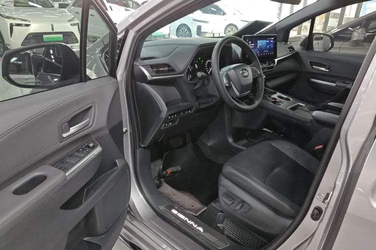 Used Toyota Sienna 2023 2.5L Hybrid Deluxe Edition