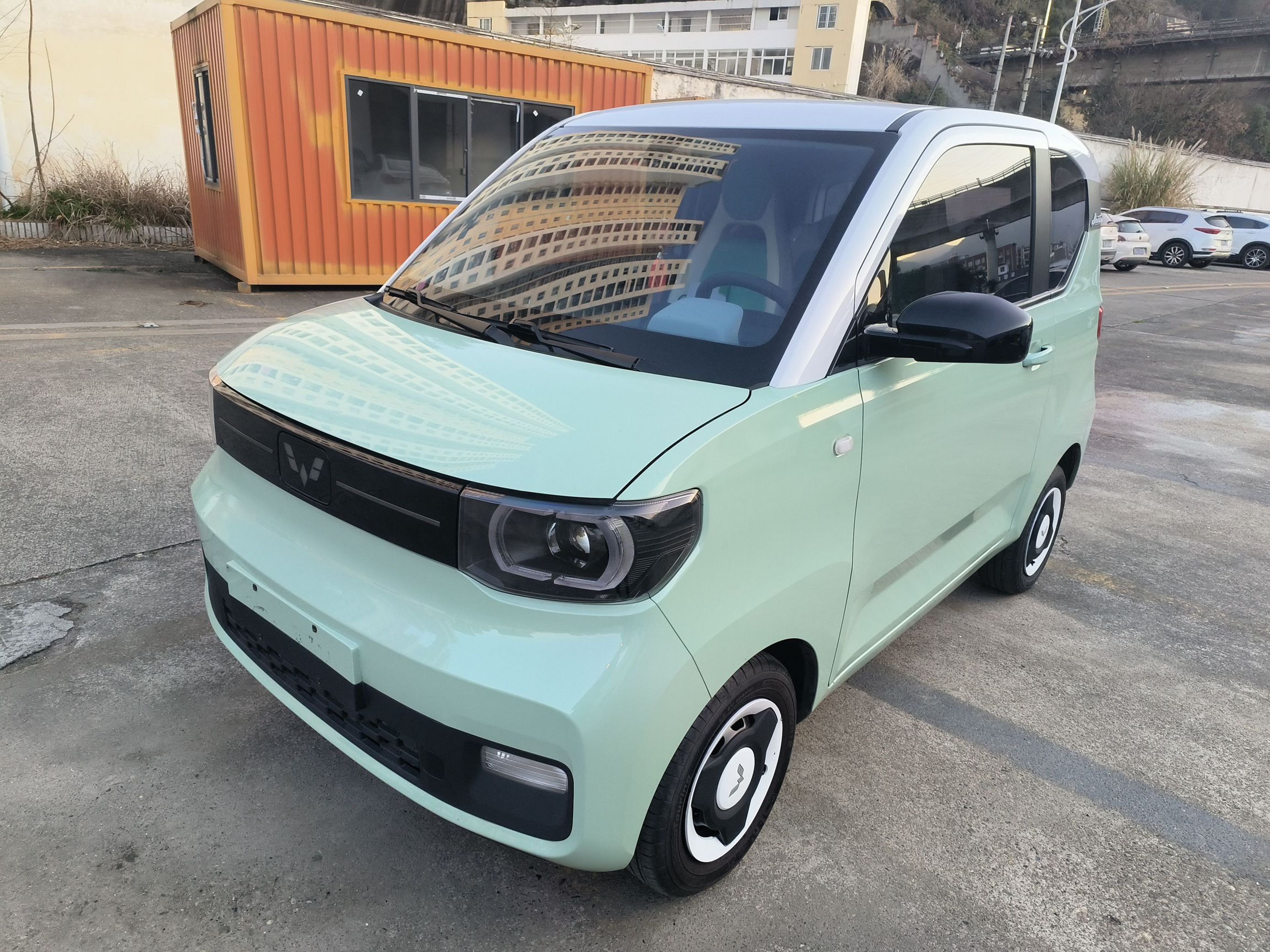 Под передней частью автомобиля