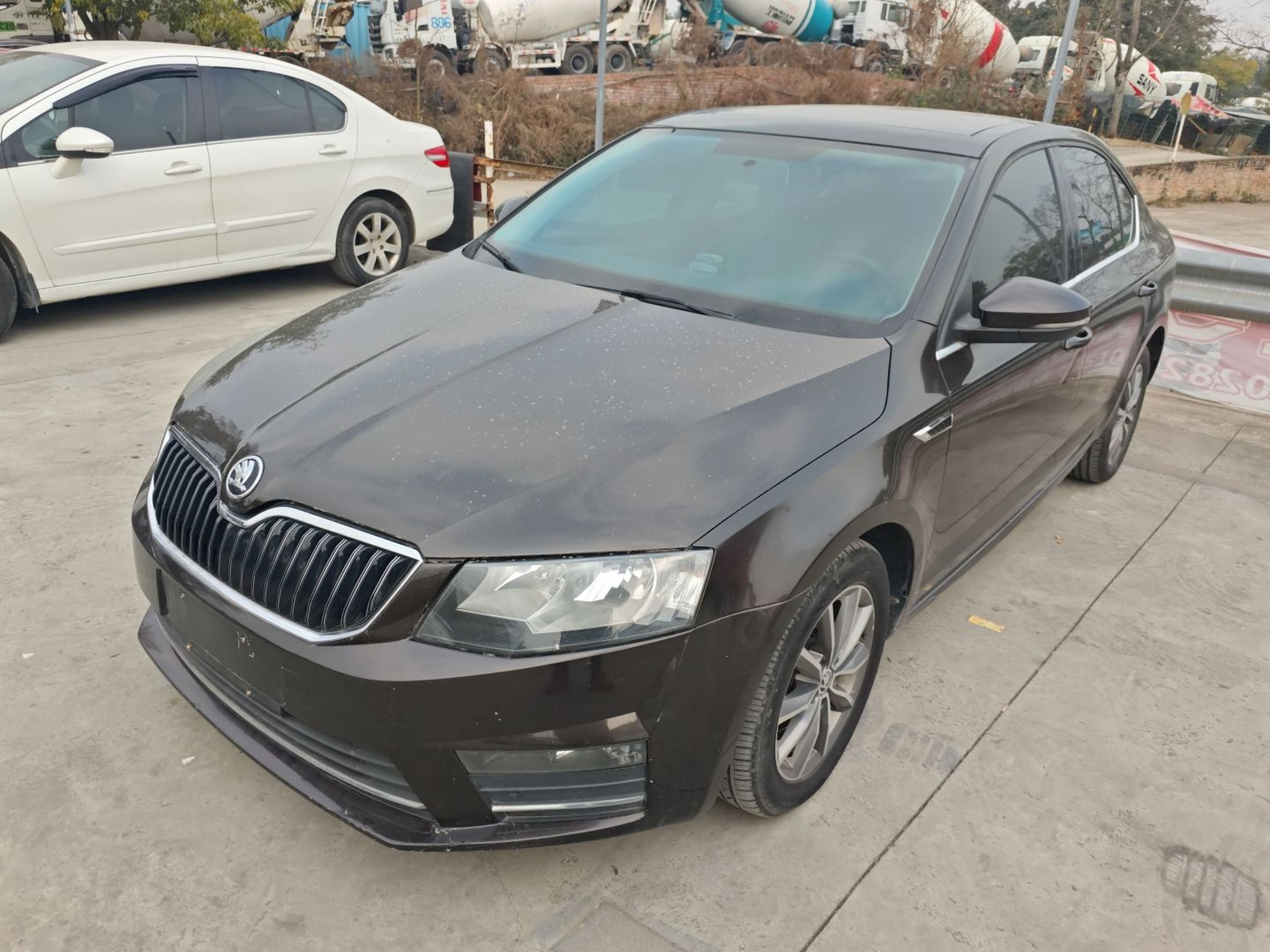 Под передней частью автомобиля