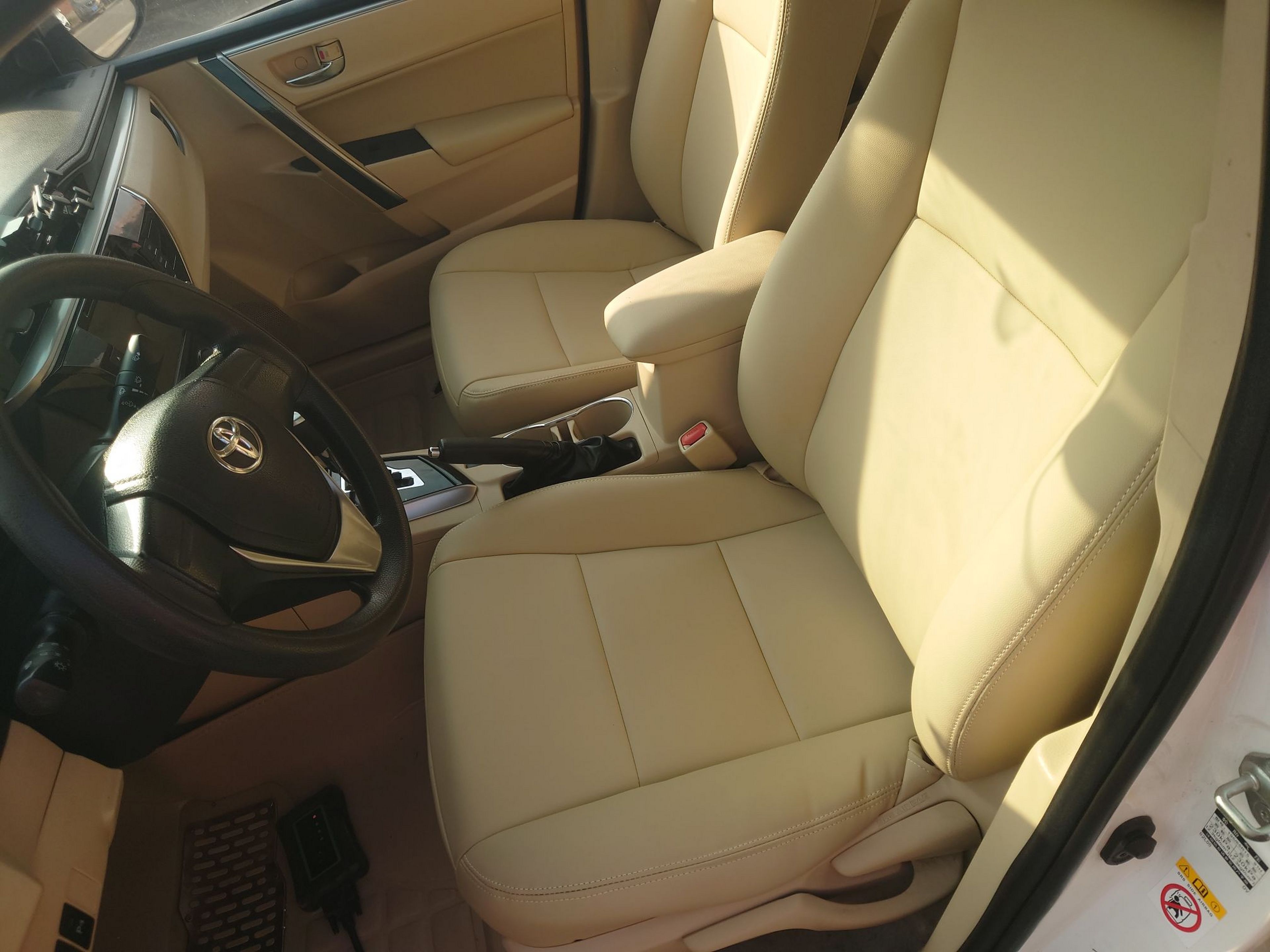 المقاعد الأمامية داخل السيارة