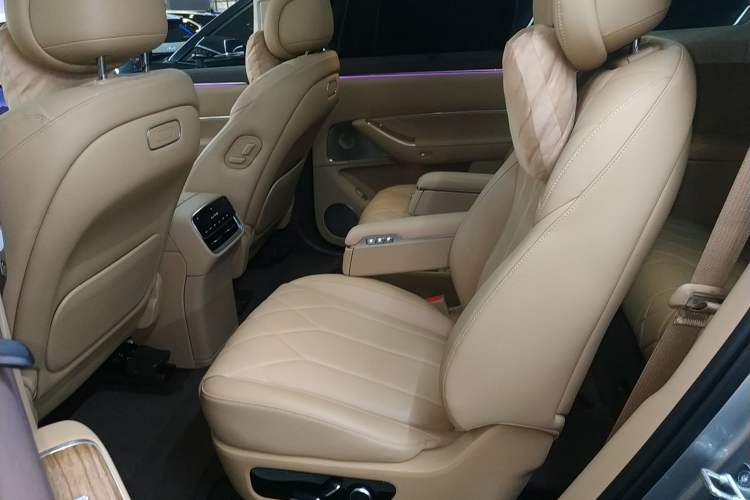 Used Hima AITO M8 2025 Extended-Range Max Version 37 kWh 6-Seater
