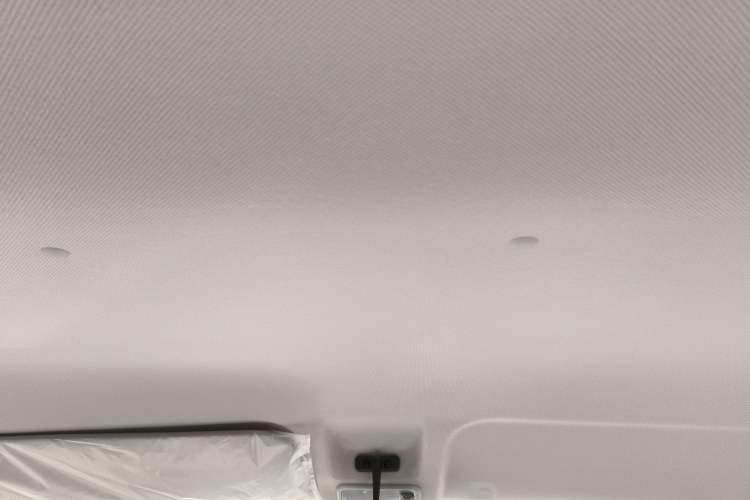 Used Wuling Yangguang 2024 300KM Comfort Version Passenger Van 75kW