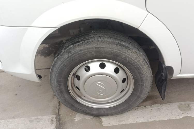 Used SAIC MAXUS Xintu V80 2024 City Distribution King PLUS Value Edition 6MT Short Wheelbase Mid-Roof Design 127 Ps 3 Seats
