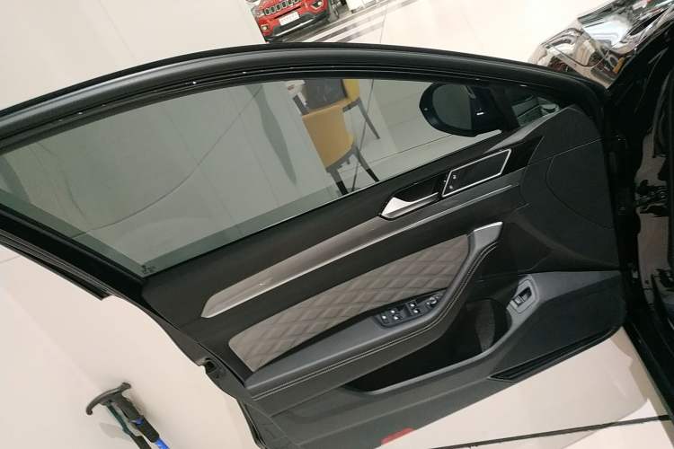 Used Volkswagen Magotan 2023 2 Million Units Limited Edition 330TSI DSG Leading Version
