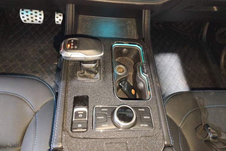 Used  BJ40 2023 2.0T Automatic Four-Wheel Drive Urban Hunter Edition Chivalrous Type
