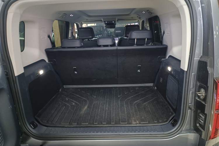 Used  Leopard 5 2023 Navigator Edition
