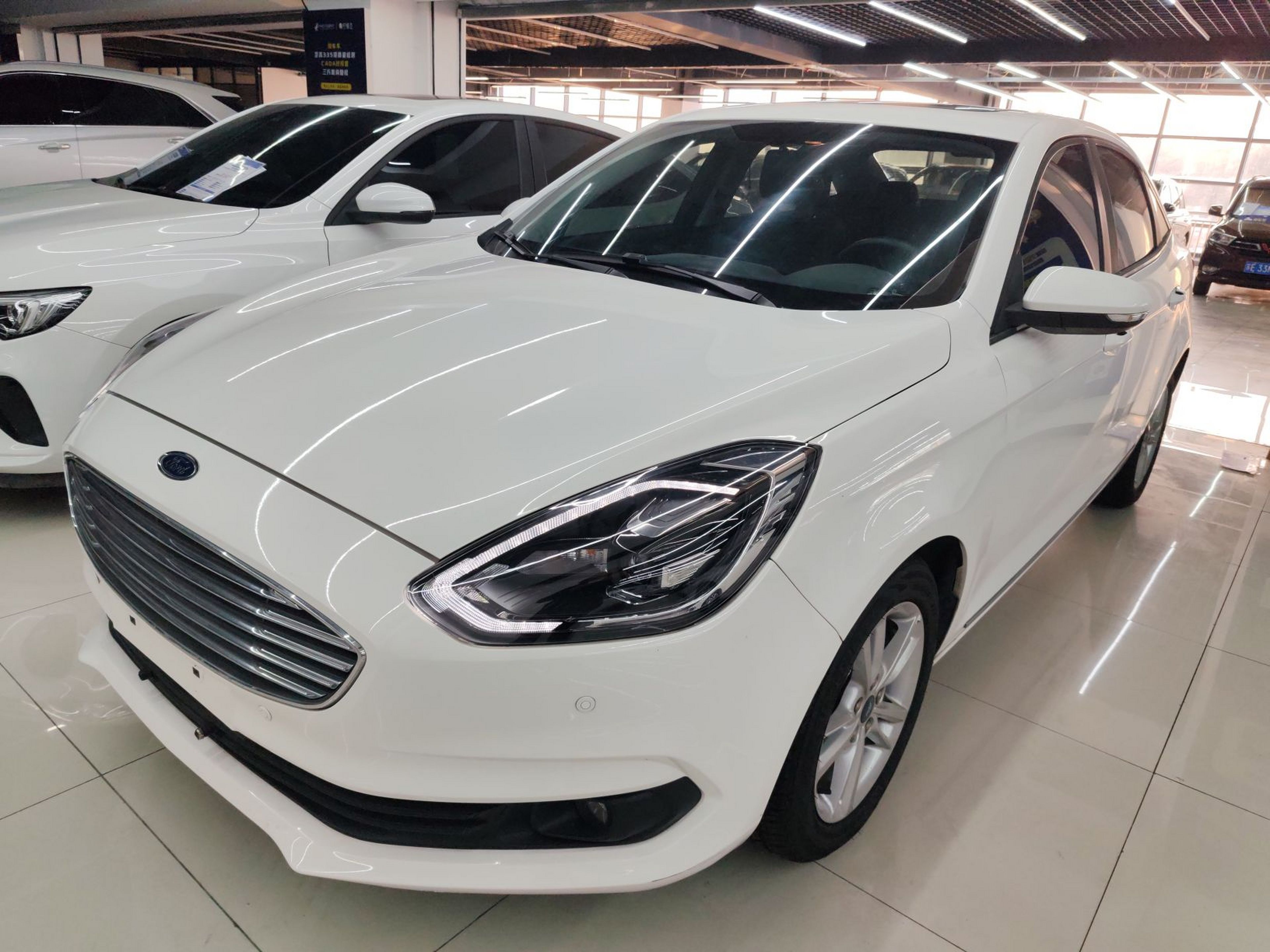 تحت مقدمة السيارة