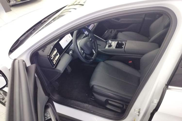 Used BYD Qin L 2025 DM-i Smart Drive 80KM Leading Model
