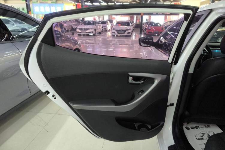 Used Hyundai Elantra 2016 1.6L Automatic Smart Version
