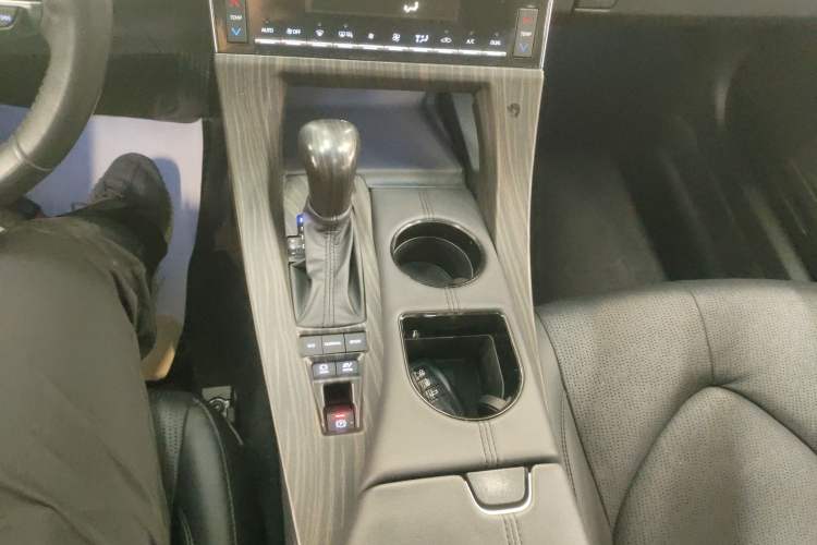 Used Toyota Avalon 2019 Dual-Engine 2.5L Luxury Edition China VI Standard
