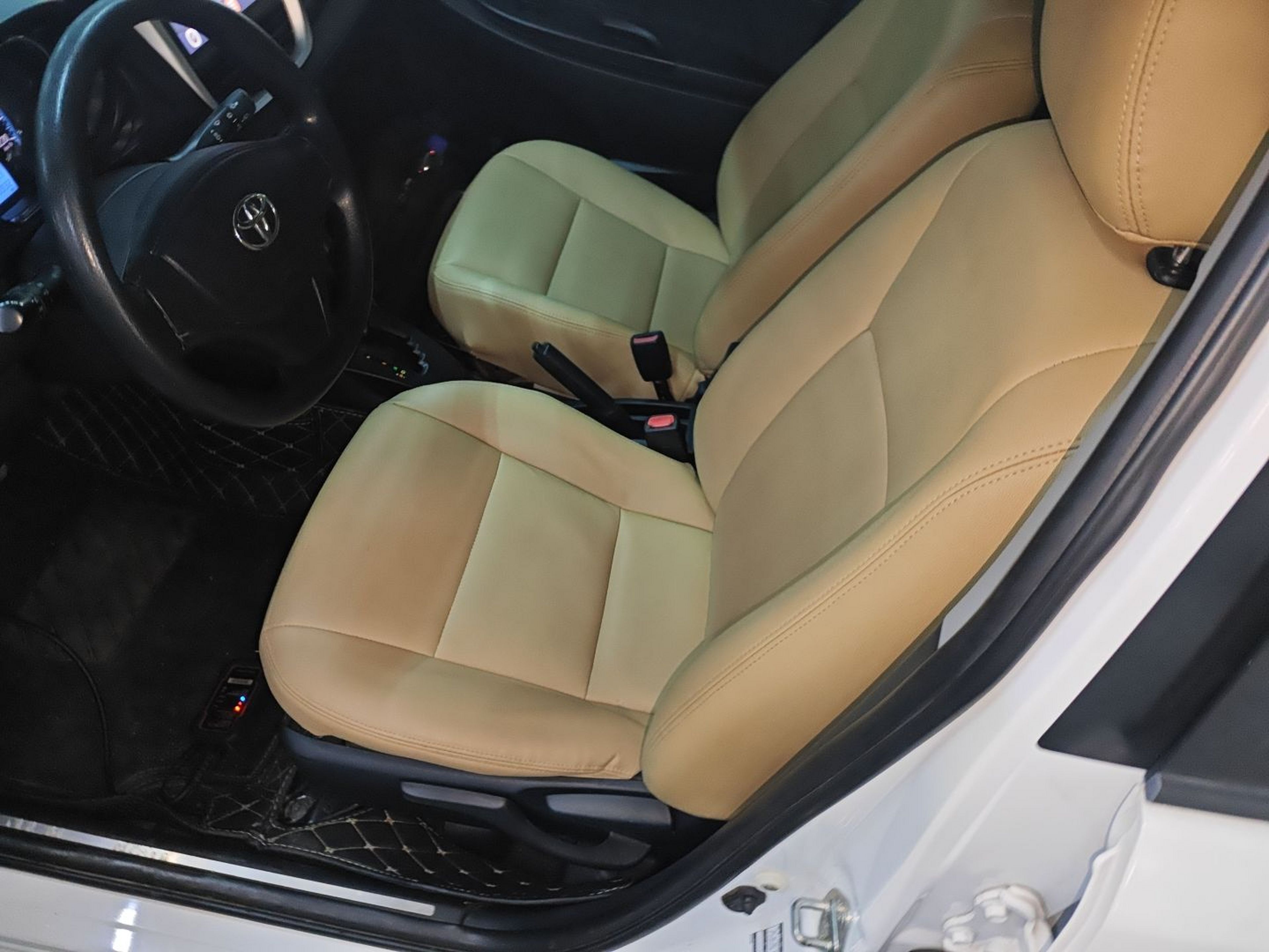 المقاعد الأمامية داخل السيارة