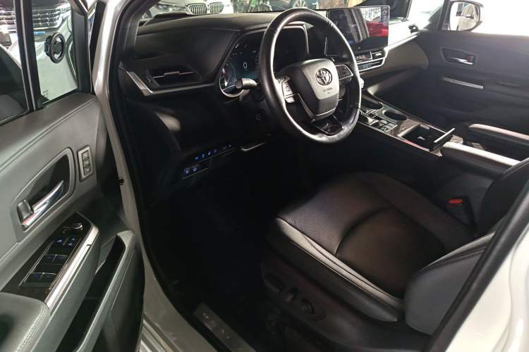 Used Toyota Granvia 2022 2.5L Hybrid Flagship Edition
