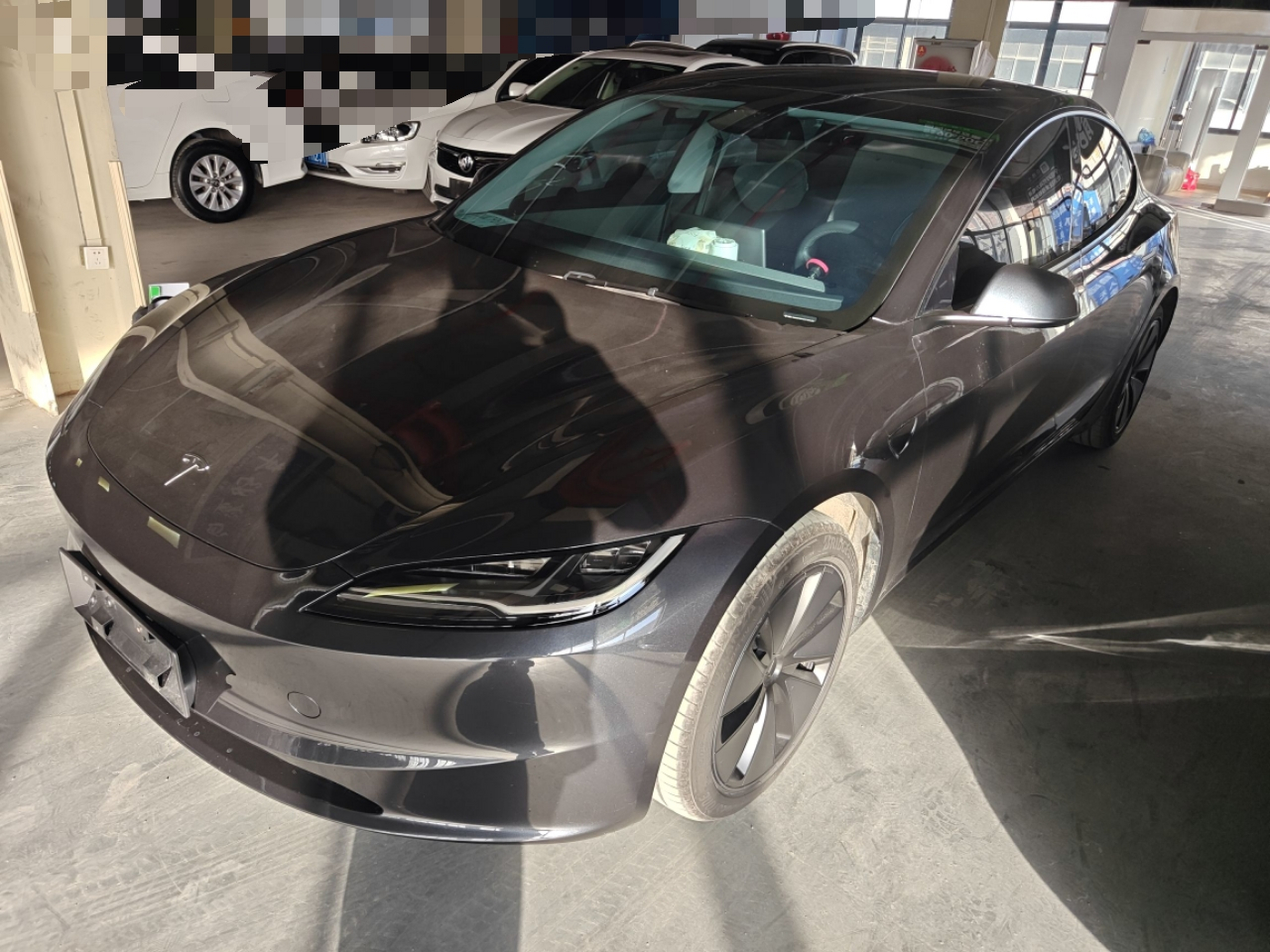 تحت مقدمة السيارة