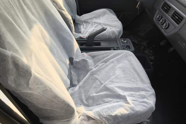 Used Wuling Yangguang 2024 300KM Comfort Version Passenger Van 75kW
