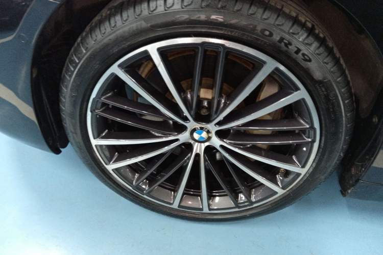 Used BMW 5 Series 2019 Facelifted 530Li Leading Edition M Sport Package
