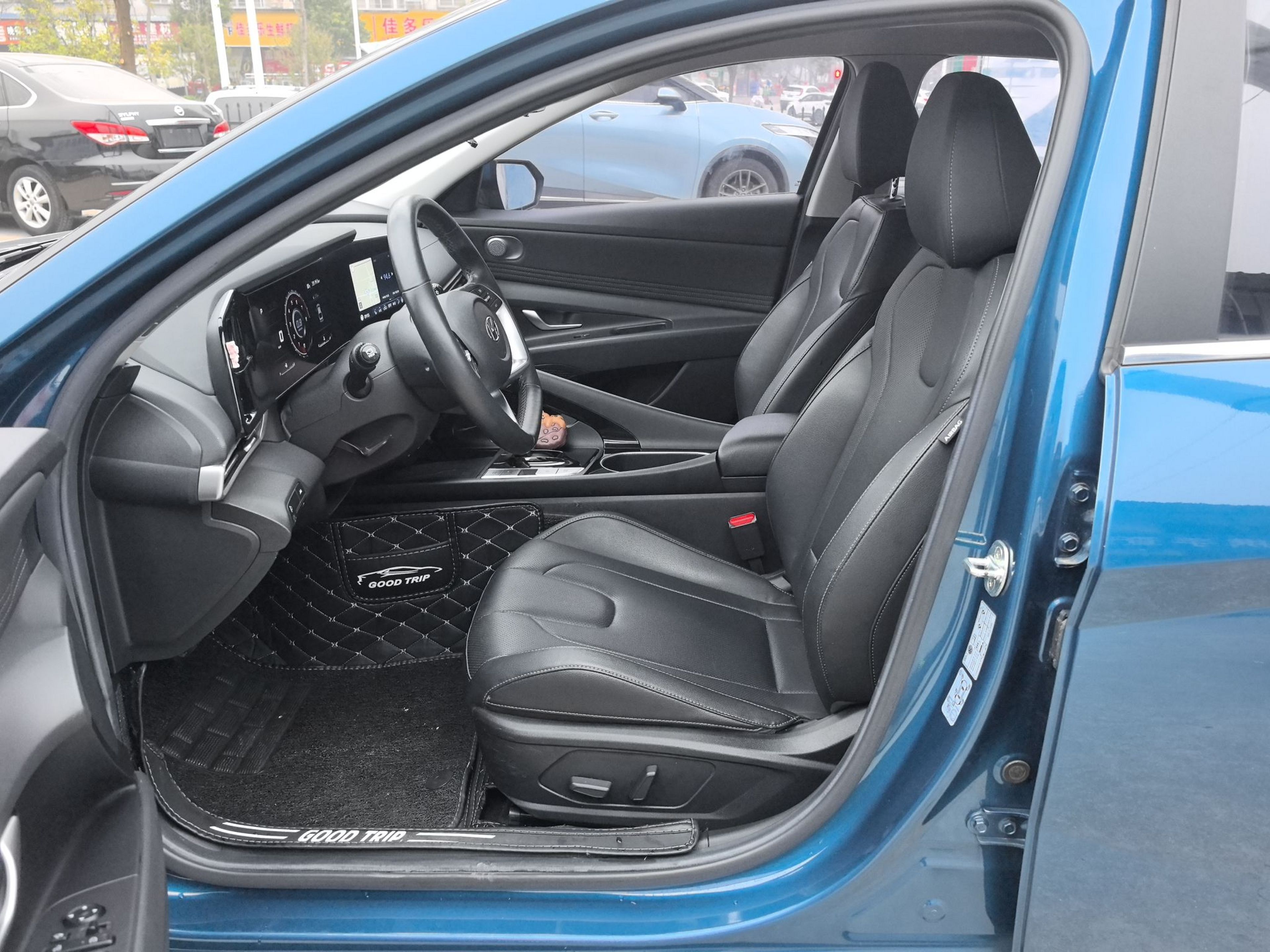 Переднее сиденье в автомобиле