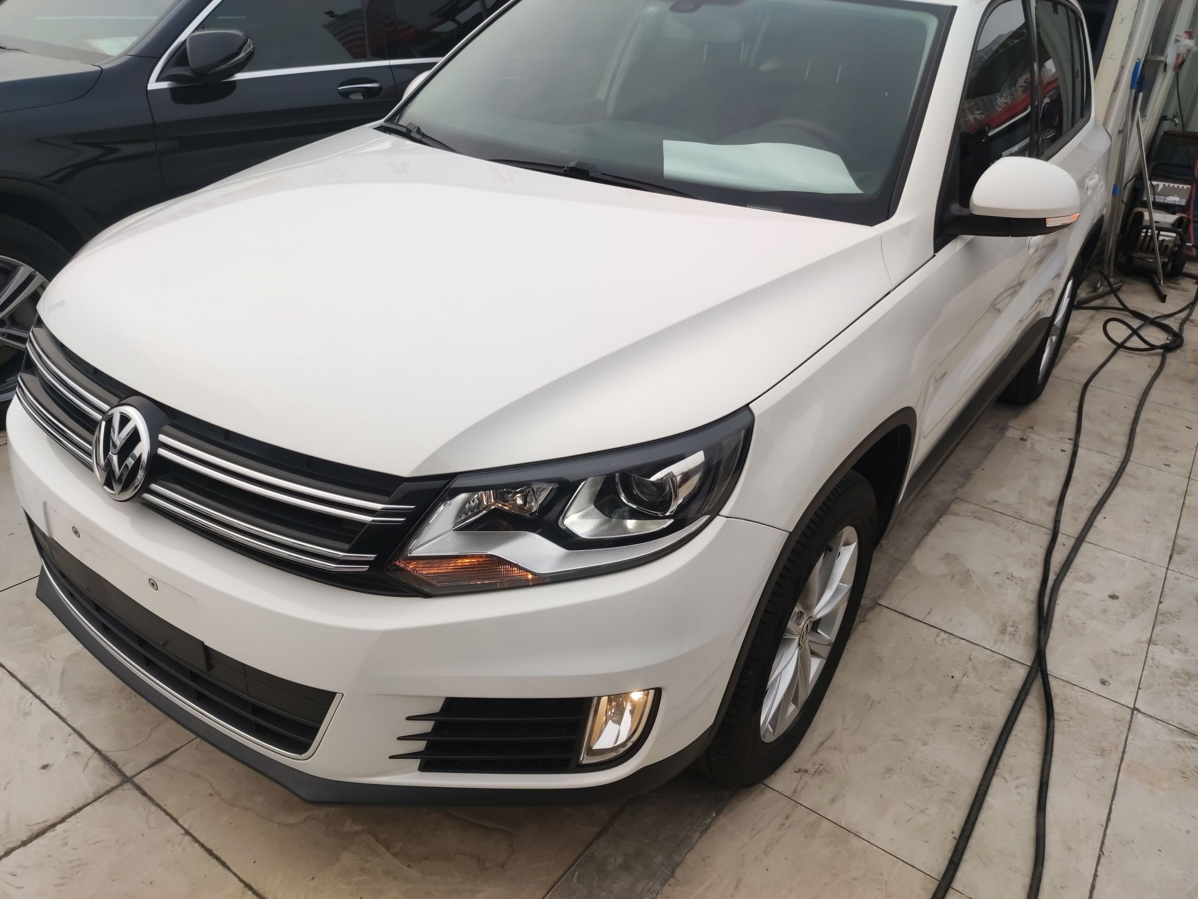 Под передней частью автомобиля