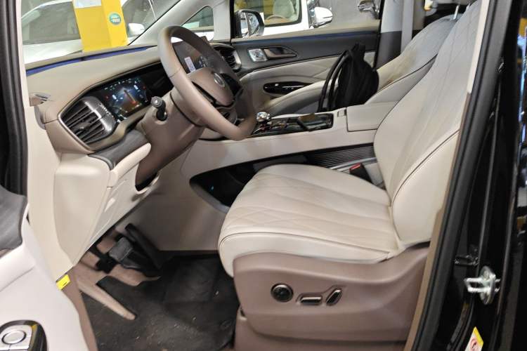 Used Denza D9 2022 DM-i 970 Four-Wheel Drive Flagship Model
