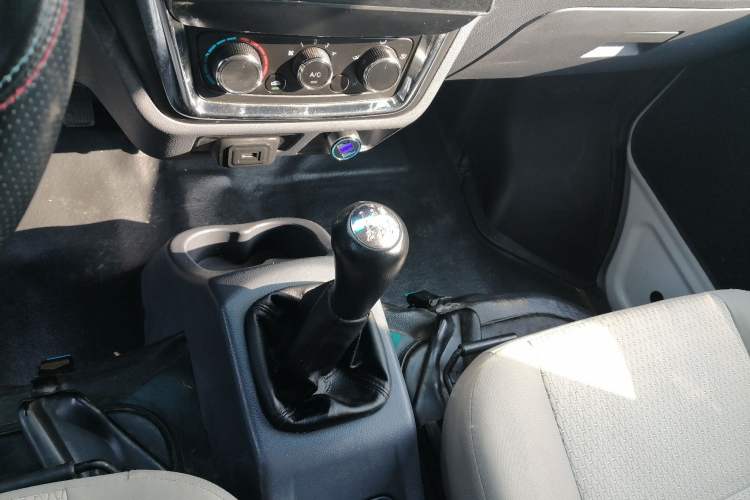 Used Jinbei Hiace X30 2023 1.5L Wealthy Van 2/5-Seater Non-Air-Conditioned Version SWC15M
