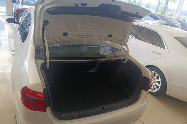 Used Volkswagen Lavida 2013 Revised Classic 1.6L Automatic Fashion Edition
