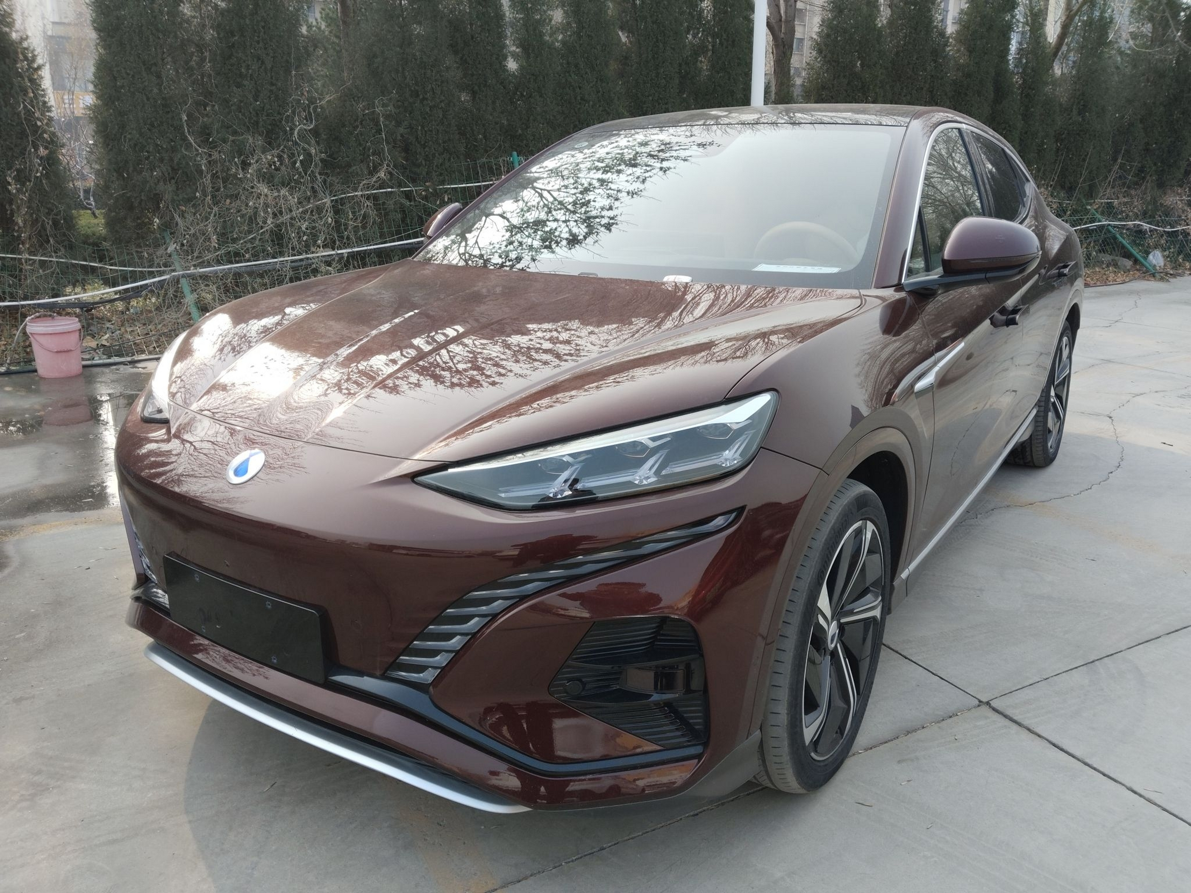 Под передней частью автомобиля